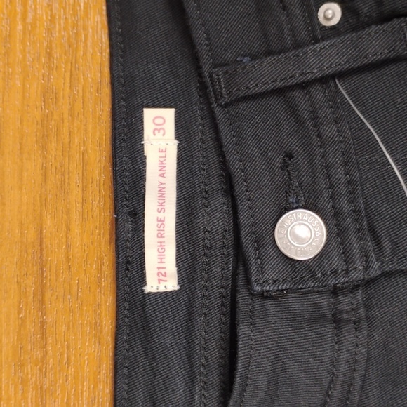 Levi's Women's High Rise Cargo Jeans - Black - Picture 3 of 4